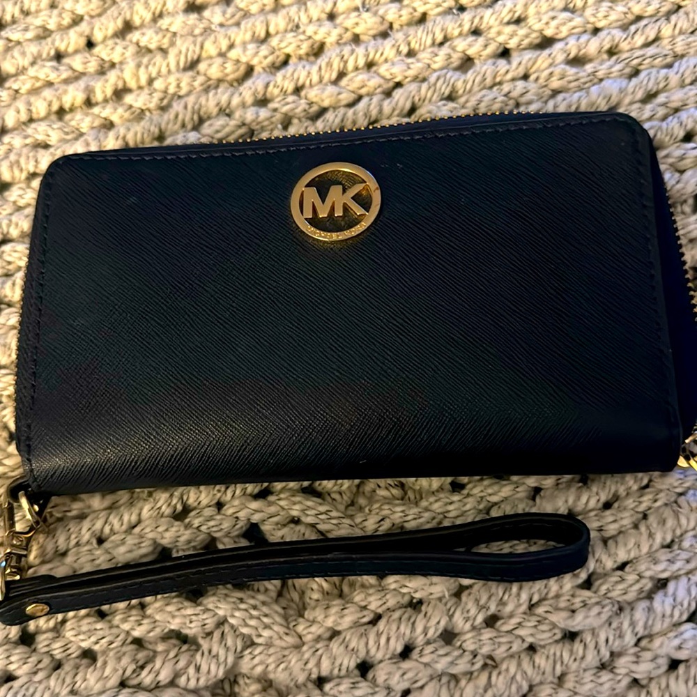Black Michael Kors wallet. In good condition.